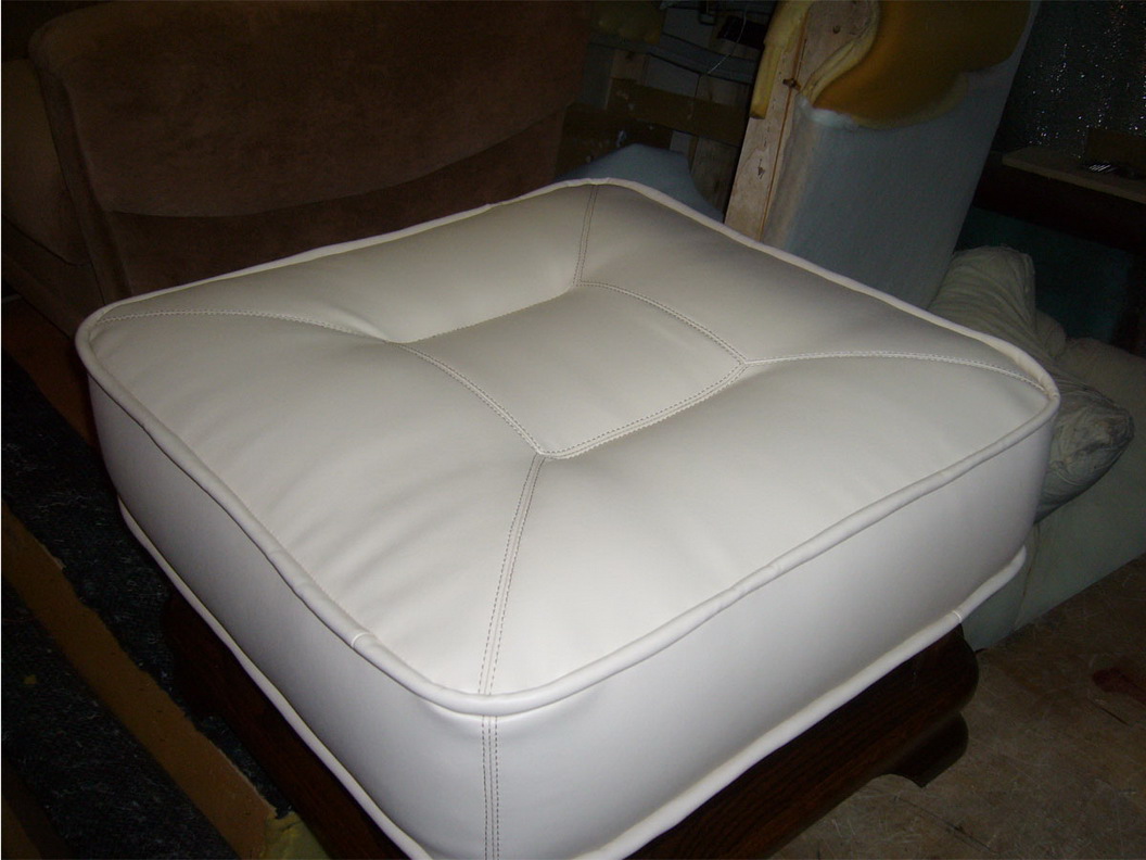 Белоомут - обшивка стульев, материал натуральная кожа