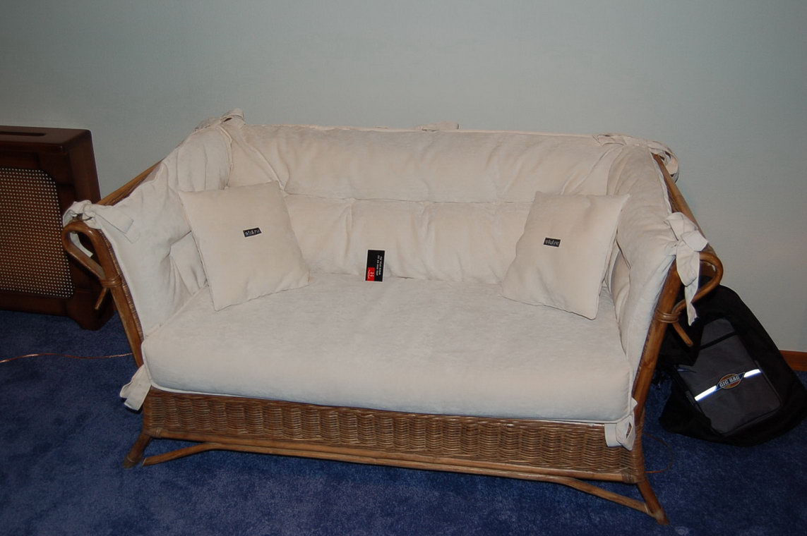 Вешки - перетяжка диванов, материал алькантара
