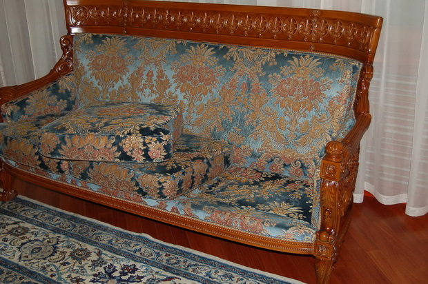 Студенческая - перетяжка диванов, материал велюр