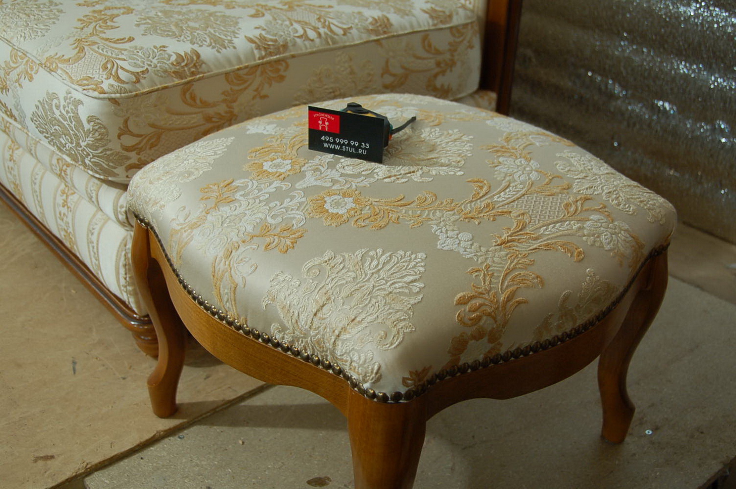 Александровский сад - реставрация мягкой мебели, материал антивандальные ткани